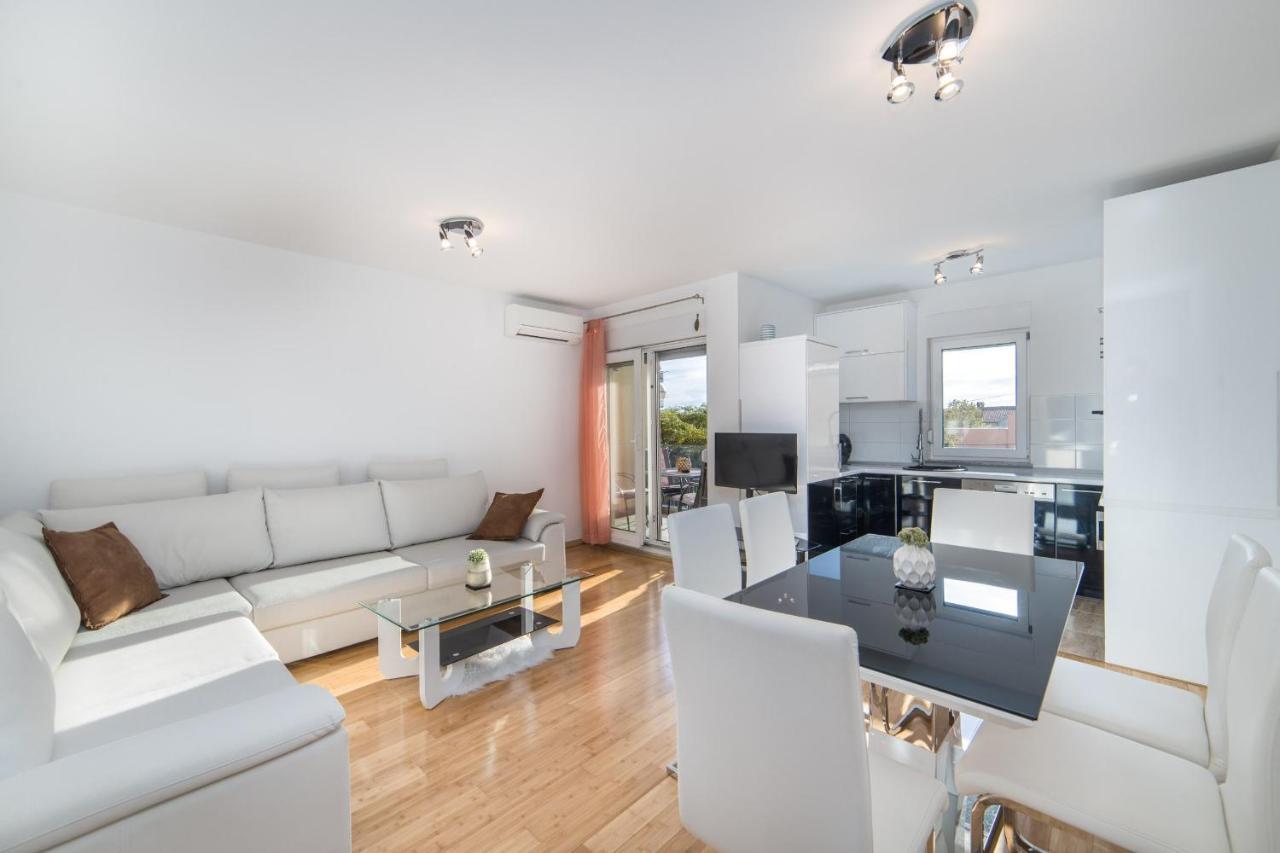 Apartments Crystal Makarska Oda fotoğraf